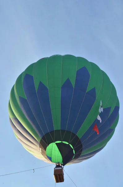 Heißluftballon am Himmel — Stockfoto