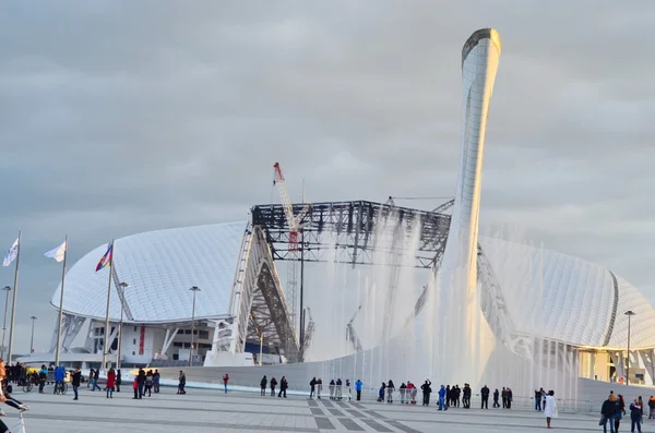 Persone a piedi nel parco olimpico di Sochi, Russia — Foto Stock