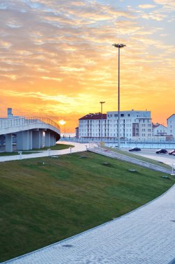 Şehir üzerinde turuncu günbatımı