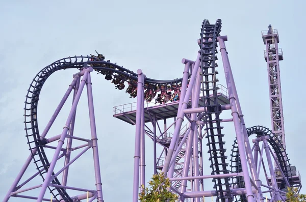 Achterbahn im Freizeitpark — Stockfoto