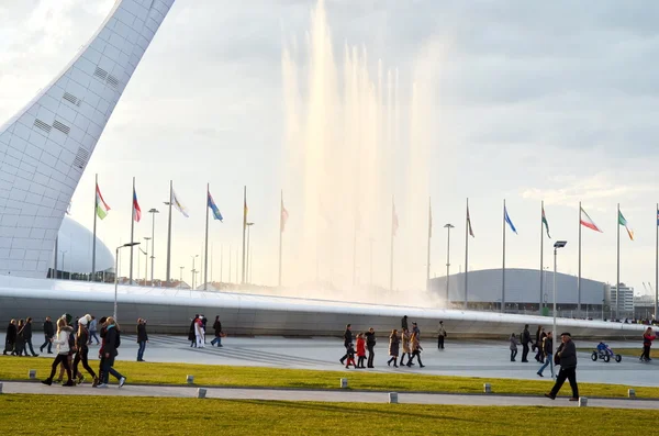 Gente caminando en el parque olímpico en Sochi, Rusia . —  Fotos de Stock