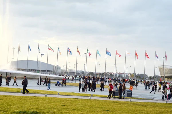 Gente caminando en el parque olímpico en Sochi, Rusia . — Foto de Stock