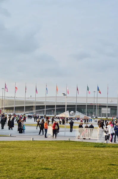 Mensen lopen in Olympiastadion in sochi, Rusland. — Stockfoto