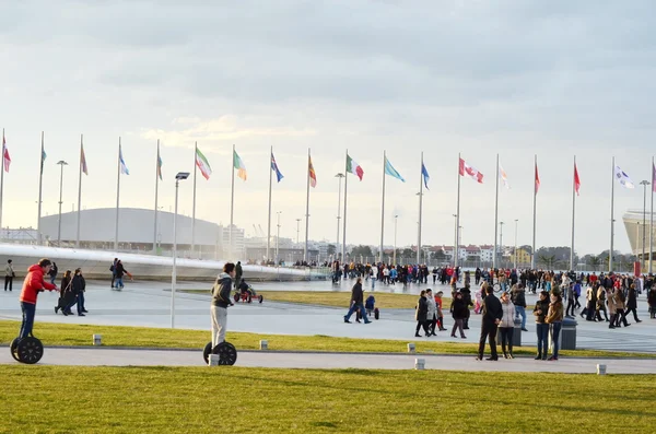 Persone a piedi nel parco olimpico di Sochi, Russia . — Foto Stock