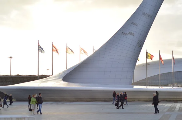 Mensen lopen in Olympiastadion in sochi, Rusland. — Stockfoto