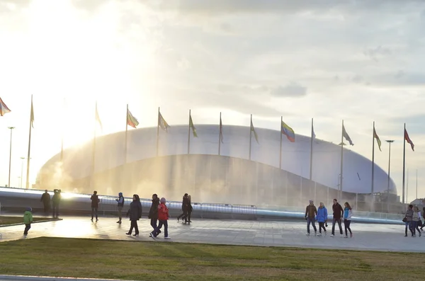 Persone a piedi nel parco olimpico di Sochi, Russia . — Foto Stock