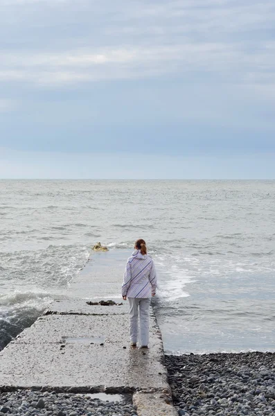 Γυναίκα να στέκεται στην αποβάθρα που βλέπουν τη θάλασσα — Φωτογραφία Αρχείου