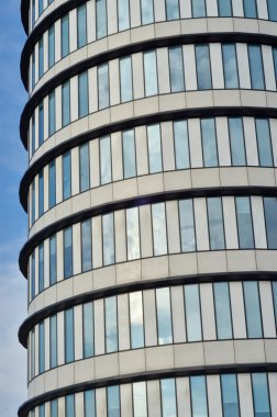 Cephe hatları ve cam yansıması