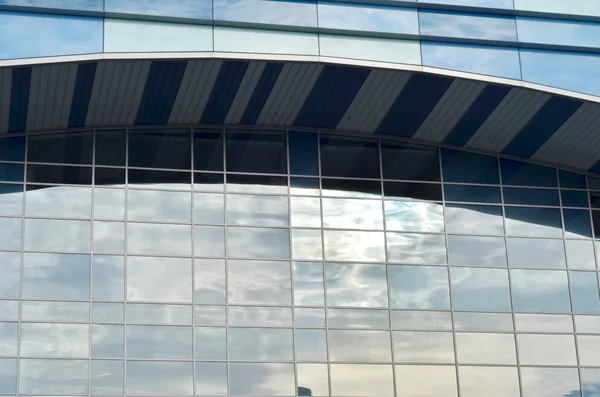 Ventanas de vidrio de un moderno edificio de negocios exterior —  Fotos de Stock