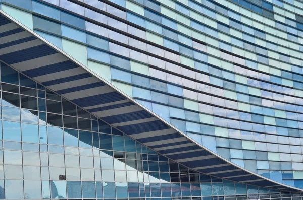 Ventanas de vidrio de un moderno edificio de negocios exterior — Foto de Stock