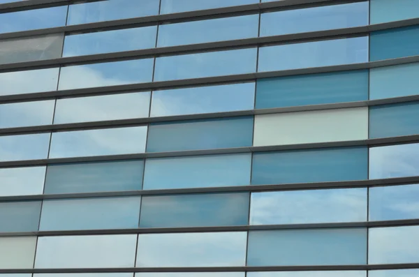 Стеклянные окна современного внешнего вида здания — стоковое фото