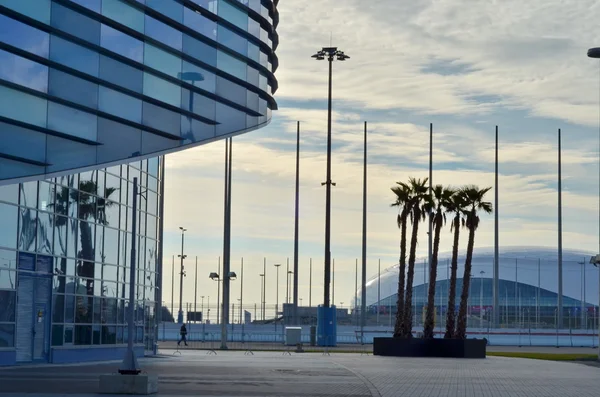 Finestre di vetro di un moderno business building esterno — Foto Stock