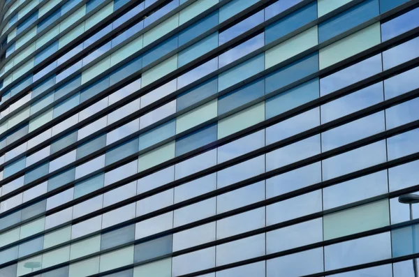 Ventanas de vidrio de un moderno edificio de negocios exterior —  Fotos de Stock