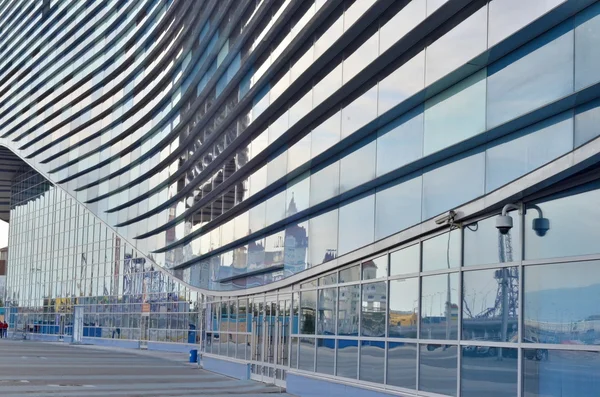 Finestre di vetro di un moderno business building esterno — Foto Stock