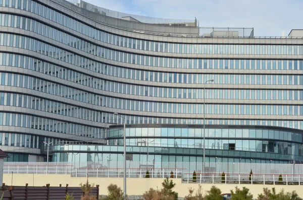 Ventanas de vidrio de un moderno edificio de negocios exterior —  Fotos de Stock