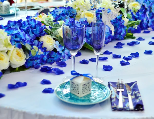 Hermosas flores en la mesa en el día de la boda — Foto de Stock