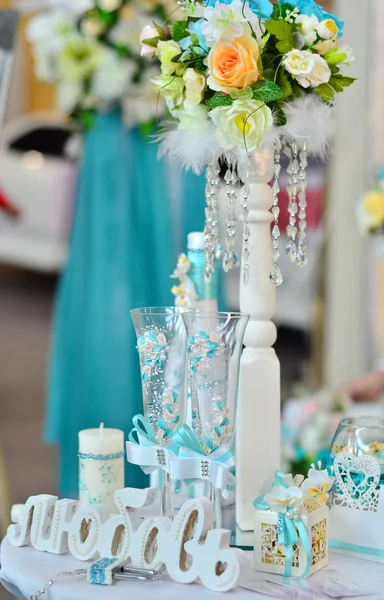 Schöne Blumen auf dem Tisch am Hochzeitstag — Stockfoto