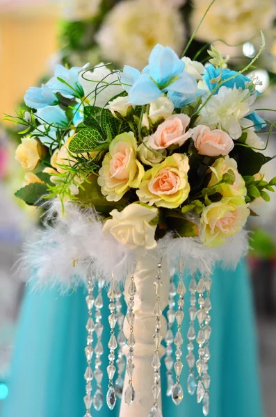 Hermosas flores en la mesa en el día de la boda — Foto de Stock