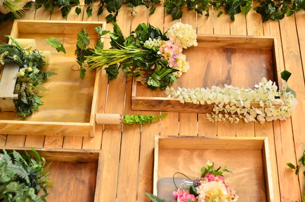 Blommor på trä plankor bakgrund — Stockfoto