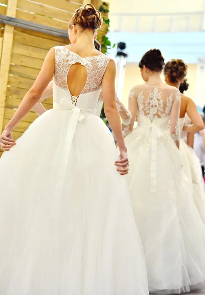 Visão traseira de vestidos de casamento em meninas — Fotografia de Stock