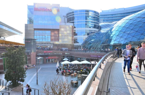 Människor i centrum i Warszawa, Poland — Stockfoto