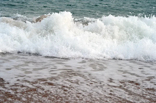 Vagues de mer et plage de sable — Photo