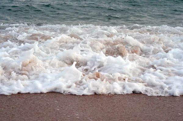 Vagues de mer et plage de sable — Photo