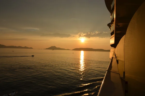 Cruise gemisi turuncu günbatımı, gündoğumu Stok Fotoğraf