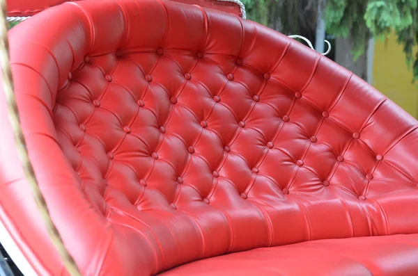 Красный винтажный диван — стоковое фото
