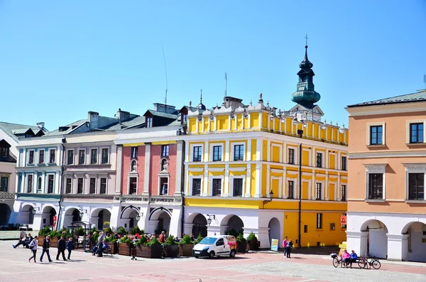 Kleurrijke gevel van gebouwen in Zamosc, Polen — Stockfoto