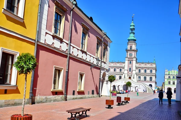 Kleurrijke gevel van gebouwen in Zamosc, Polen — Stockfoto