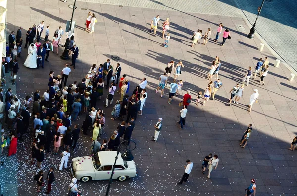 Pessoas a andar na rua. Vista aérea — Fotografia de Stock