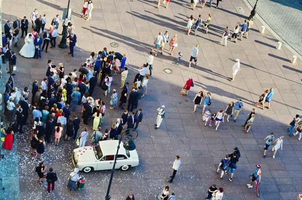 Människor som gick på gatan. Flygfoto — Stockfoto