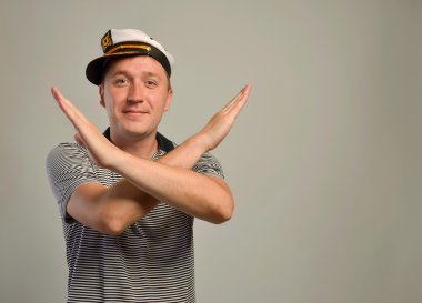 Gri arka plan gülümseyen yakışıklı genç