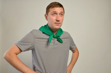 genç adam el HIPS gri arka plan