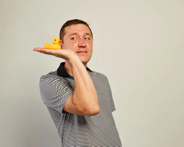 Bonito jovem sorrindo fundo cinza — Fotografia de Stock