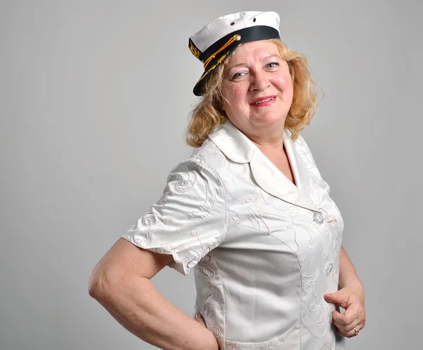 キャプテンの白い帽子の女性 — ストック写真