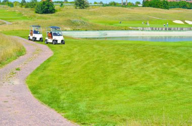 Yeşil bir Golf Sahası olarak yolu