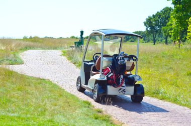 Yeşil bir Golf Sahası olarak yolu