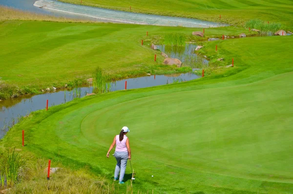 Gente jugando al golf en el campo de golf —  Fotos de Stock