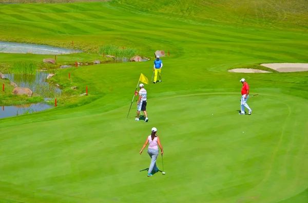 Gente jugando al golf en el campo de golf —  Fotos de Stock