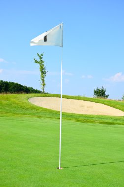 Golf bayrak, yeşil çim