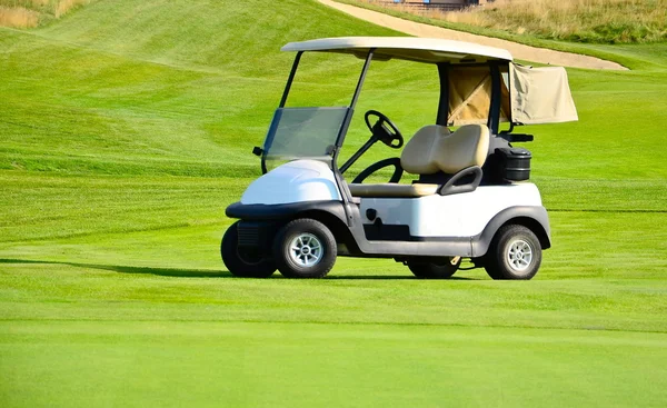 Carrinho de golfe em um campo de golfe — Fotografia de Stock