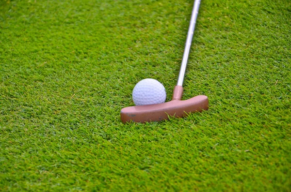 Golfbal op de golfbaan — Stockfoto