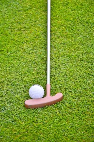 Golf labda a golfpályán — Stock Fotó