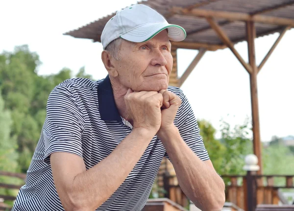 Tankeväckande senior mannen porträtt — Stockfoto