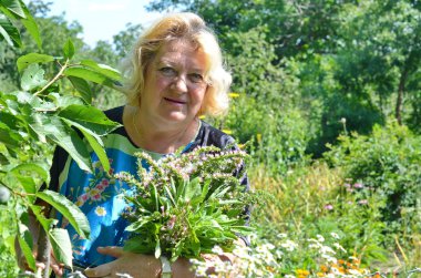 Gülümseyen kadın bahçede
