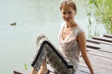 göl yakınındaki açık havada genç kadın