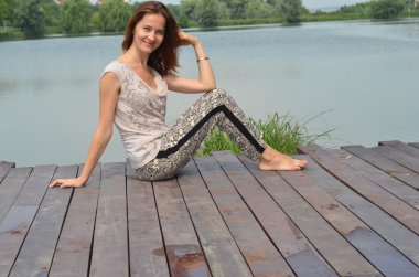 Güzel genç kadın açık havada dikey göl yakınındaki