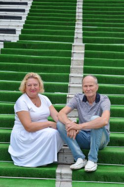 Yeşil halı üzerinde oturma yaşlılar portre